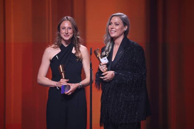 DEUTSCHER FILMPREIS 2026 - SHOW Doris Dörrie Laudator und Gewinnerinene Cosima Vellenzer, Maike Kiefer (Set Dec) Â· IN DIE SONNE SCHAUEN BESTES SZENENBILD bei der Verleihung DEUTSCHER FILMPREIS 2026 in Berlin *** GERMAN FILM AWARD 2026 SHOW Doris Dörrie Laudator and winners Cosima Vellenzer, Maike Kiefer Set Dec Â- IN DIE SONNE SCHAUEN BEST SCENE PICTURE at the GERMAN FILM AWARD 2026 ceremony in Berlin Copyright: xEventpressxFuhrx