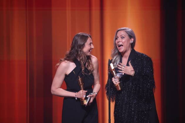 DEUTSCHER FILMPREIS 2026 - SHOW Gewinnerinnen Cosima Vellenzer, Maike Kiefer (Set Dec) Â· IN DIE SONNE SCHAUEN BESTES SZENENBILD bei der Verleihung DEUTSCHER FILMPREIS 2026 in Berlin *** GERMAN FILM AWARD 2026 SHOW Winners Cosima Vellenzer, Maike Kiefer Set Dec Â- IN DIE SONNE SCHAUEN BEST SCENE PICTURE at the GERMAN FILM AWARD 2026 ceremony in Berlin Copyright: xEventpressxFuhrx