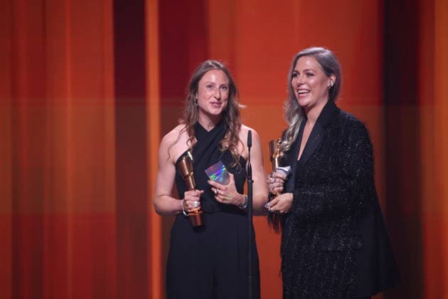 DEUTSCHER FILMPREIS 2026 - SHOW Gewinnerinnen Cosima Vellenzer, Maike Kiefer (Set Dec) Â· IN DIE SONNE SCHAUEN BESTES SZENENBILD bei der Verleihung DEUTSCHER FILMPREIS 2026 in Berlin *** GERMAN FILM AWARD 2026 SHOW Winners Cosima Vellenzer, Maike Kiefer Set Dec Â- IN DIE SONNE SCHAUEN BEST SCENE PICTURE at the GERMAN FILM AWARD 2026 ceremony in Berlin Copyright: xEventpressxFuhrx