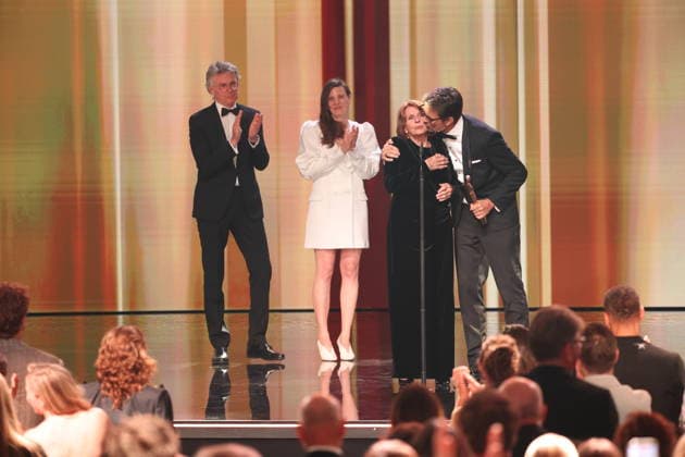 DEUTSCHER FILMPREIS 2026 - SHOW Ingo Fliess, Mia Maariel Meyer u. Simon Verhoeven Laudator:innen und Senta Berger Â· ACH, DIESE LÜCKE, DIESE ENTSETZLICHE LÜCKE - BESTE WEIBLICHE HAUPTROLLE bei der Verleihung DEUTSCHER FILMPREIS 2026 in Berlin *** GERMAN FILM AWARD 2026 SHOW Ingo Fliess, Mia Maariel Meyer u Simon Verhoeven Laudator inside and Senta Berger Â- ACH, DIESE LÜCKE, DIESE ENTSETZLICHE LÜCKE BESTE WEIBLICHE HAUPTROLLE at the DEUTSCHER FILMPREIS 2026 award ceremony in Berlin Copyright: xEventpressxFuhrx