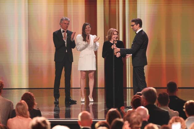 DEUTSCHER FILMPREIS 2026 - SHOW Ingo Fliess, Mia Maariel Meyer u. Simon Verhoeven Laudator:innen und Senta Berger Â· ACH, DIESE LÜCKE, DIESE ENTSETZLICHE LÜCKE - BESTE WEIBLICHE HAUPTROLLE bei der Verleihung DEUTSCHER FILMPREIS 2026 in Berlin *** GERMAN FILM AWARD 2026 SHOW Ingo Fliess, Mia Maariel Meyer u Simon Verhoeven Laudator inside and Senta Berger Â- ACH, DIESE LÜCKE, DIESE ENTSETZLICHE LÜCKE BESTE WEIBLICHE HAUPTROLLE at the DEUTSCHER FILMPREIS 2026 award ceremony in Berlin Copyright: xEventpressxFuhrx