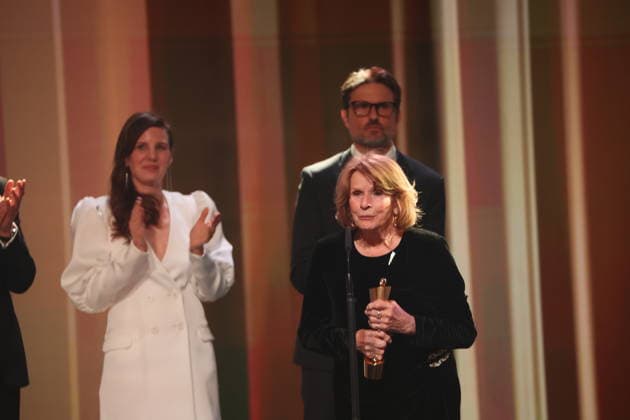 DEUTSCHER FILMPREIS 2026 - SHOW Ingo Fliess, Mia Maariel Meyer u. Simon Verhoeven Laudator:innen und Senta Berger Â· ACH, DIESE LÜCKE, DIESE ENTSETZLICHE LÜCKE - BESTE WEIBLICHE HAUPTROLLE bei der Verleihung DEUTSCHER FILMPREIS 2026 in Berlin *** GERMAN FILM AWARD 2026 SHOW Ingo Fliess, Mia Maariel Meyer u Simon Verhoeven Laudator inside and Senta Berger Â- ACH, DIESE LÜCKE, DIESE ENTSETZLICHE LÜCKE BESTE WEIBLICHE HAUPTROLLE at the DEUTSCHER FILMPREIS 2026 award ceremony in Berlin Copyright: xEventpressxFuhrx