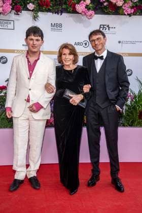 ABB FILMPREIS- Senta Berger und ihr Sohn Luca Verhoeven zu Gast auf dem roten Teppich bei der Verleihung des Deutschen Filmpreis Lola 26 am Palais am Funkturm am 29.05.2026 in Berlin Berlin Deutschland *** ABB FILM AWARD Senta Berger and her son Luca Verhoeven on the red carpet at the German Film Award Lola 26 ceremony at Palais am Funkturm on May 29, 2026 in Berlin Berlin Germany