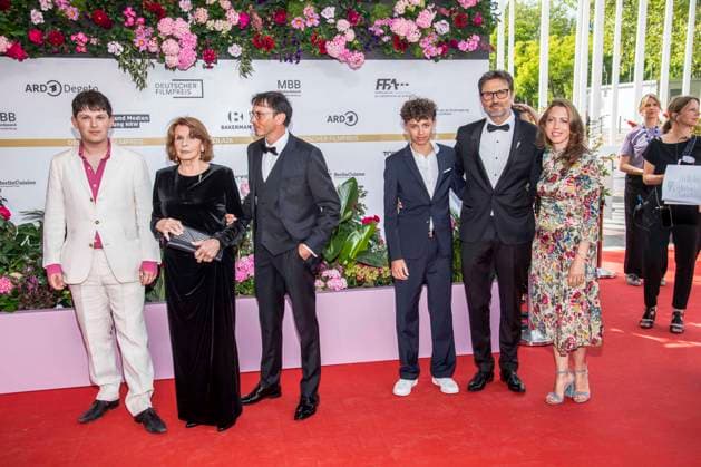ABB FILMPREIS- Senta Berger und ihr Soehne Luca Verhoeven Simon Verhoeven zu Gast auf dem roten Teppich bei der Verleihung des Deutschen Filmpreis Lola 26 am Palais am Funkturm am 29.05.2026 in Berlin Berlin Deutschland *** ABB FILMPREIS Senta Berger and her son Luca Verhoeven Simon Verhoeven on the red carpet at the German Film Award ceremony Lola 26 at Palais am Funkturm on 29 05 2026 in Berlin Berlin Germany