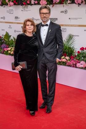 ABB FILMPREIS- Senta Berger und ihr Sohn Simon Verhoeven zu Gast auf dem roten Teppich bei der Verleihung des Deutschen Filmpreis Lola 26 am Palais am Funkturm am 29.05.2026 in Berlin Berlin Deutschland *** ABB FILM AWARD Senta Berger and her son Simon Verhoeven on the red carpet at the German Film Award Lola 26 ceremony at Palais am Funkturm on May 29, 2026 in Berlin Berlin Germany