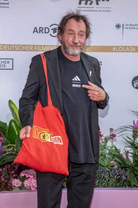 ABB FILMPREIS- Thorsten Merten Union Berlin Fan Beutelzu Gast auf dem roten Teppich bei der Verleihung des Deutschen Filmpreis Lola 26 am Palais am Funkturm am 29.05.2026 in Berlin Berlin Deutschland *** ABB FILMPREIS Thorsten Merten Union Berlin Fan Beutelas a guest on the red carpet at the German Film Award Lola 26 ceremony at Palais am Funkturm on 29 05 2026 in Berlin Berlin Germany
