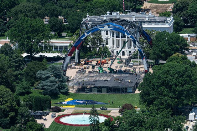 Workers continue construction on the octagon for the upcoming Ultimate Fighting Championship (UFC) match on the South Lawn of the White House in Washington, DC on Friday, May 29, 2026. President Donald Trump is hosting a UFC match at the White House on June 14 in honor of the 250th anniversary of the United States.  WAP20260529031 AARONxSCHWARTZ
