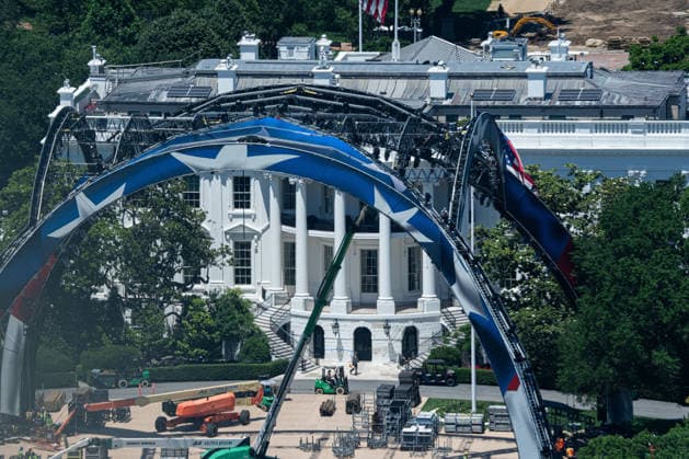Workers continue construction on the octagon for the upcoming Ultimate Fighting Championship (UFC) match on the South Lawn of the White House in Washington, DC on Friday, May 29, 2026. President Donald Trump is hosting a UFC match at the White House on June 14 in honor of the 250th anniversary of the United States.  WAP20260529032 AARONxSCHWARTZ