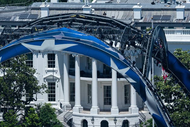 Workers continue construction on the octagon for the upcoming Ultimate Fighting Championship (UFC) match on the South Lawn of the White House in Washington, DC on Friday, May 29, 2026. President Donald Trump is hosting a UFC match at the White House on June 14 in honor of the 250th anniversary of the United States.  WAP20260529029 AARONxSCHWARTZ