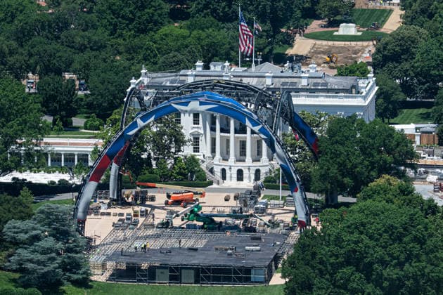 Workers continue construction on the octagon for the upcoming Ultimate Fighting Championship (UFC) match on the South Lawn of the White House in Washington, DC on Friday, May 29, 2026. President Donald Trump is hosting a UFC match at the White House on June 14 in honor of the 250th anniversary of the United States.  WAP20260529030 AARONxSCHWARTZ