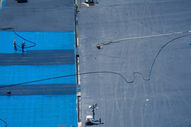 Workers continue to paint the Reflecting Pool in front of Lincoln Memorial in Washington, DC on Friday, May 29, 2026. The repainting of the landmark is part of President Donald Trump s effort to repair Washington landmarks in preparation for the country s 250th birthday this summer.  WAP20260529056 AARONxSCHWARTZ