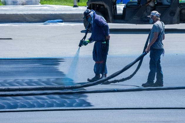 Workers continue to paint the Reflecting Pool in front of Lincoln Memorial in Washington, DC on Friday, May 29, 2026. The repainting of the landmark is part of President Donald Trump s effort to repair Washington landmarks in preparation for the country s 250th birthday this summer.  WAP20260529065 AARONxSCHWARTZ