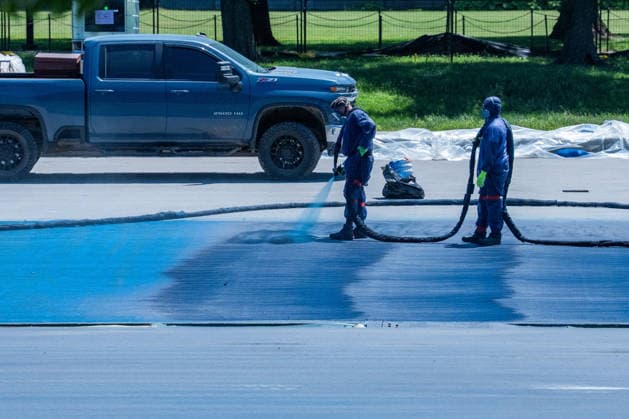 Workers continue to paint the Reflecting Pool in front of Lincoln Memorial in Washington, DC on Friday, May 29, 2026. The repainting of the landmark is part of President Donald Trump s effort to repair Washington landmarks in preparation for the country s 250th birthday this summer.  WAP20260529066 AARONxSCHWARTZ