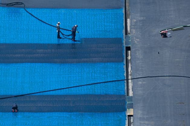 Workers continue to paint the Reflecting Pool in front of Lincoln Memorial in Washington, DC on Friday, May 29, 2026. The repainting of the landmark is part of President Donald Trump s effort to repair Washington landmarks in preparation for the country s 250th birthday this summer.  WAP20260529053 AARONxSCHWARTZ