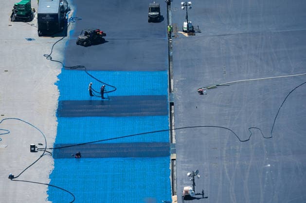 Workers continue to paint the Reflecting Pool in front of Lincoln Memorial in Washington, DC on Friday, May 29, 2026. The repainting of the landmark is part of President Donald Trump s effort to repair Washington landmarks in preparation for the country s 250th birthday this summer.  WAP20260529055 AARONxSCHWARTZ