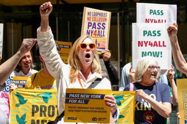 New York, NY- May 29: No Police and ICE Collusion Protest in front Of Gov. Kathy Hochul Midtown Office on May 29, 2026 Credit: Camara Porter USA - ZUMAa123 20260529_zaa_a123_057 Copyright: xAdMediax