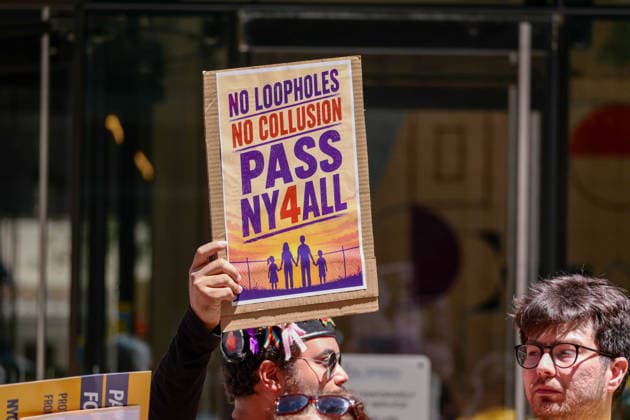 New York, NY- May 29: No Police and ICE Collusion Protest in front Of Gov. Kathy Hochul Midtown Office on May 29, 2026 Credit: Camara Porter USA  - ZUMAa123 20260529_zaa_a123_054 Copyright: xAdMediax