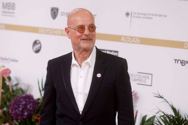 29.05.2026, Christian Berkel, mit Abzeichen Hands protection Star of David, bei der Verleihung des Deutscher Filmpreis, 2026, Lola, in Berlin, Roter Teppich, *** 29 05 2026, Christian Berkel, with badge Hands protection Star of David, at the award ceremony of the German Film Award, 2026, Lola, in Berlin, Red Carpet,