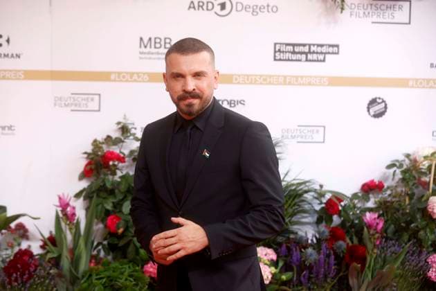 29.05.2026, Edin Hasanovic, mit Palästina-Flagge, bei der Verleihung des Deutscher Filmpreis, 2026, Lola, in Berlin, Roter Teppich, *** 29 05 2026, Edin Hasanovic, with Palestine flag, at the award ceremony of the German Film Award, 2026, Lola, in Berlin, Red Carpet,