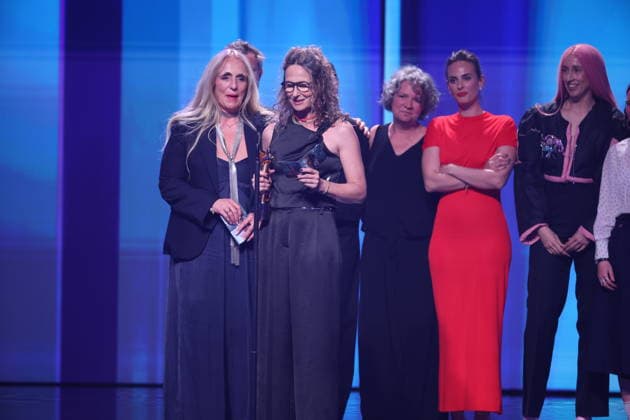 DEUTSCHER FILMPREIS 2026 - SHOW Collien Fernandes Laudatorin und SIRI HUSTVEDT DANCE AROUND THE SELF Produktion: Irene Höfer âˆ™ Medea Film Factory, Dschoint Ventschr Filmproduktion, Regie: Sabine Lidl - BESTER DOKUMENTARFILM bei der Verleihung DEUTSCHER FILMPREIS 2026 in Berlin *** GERMAN FILM AWARD 2026 SHOW Collien Fernandes Laudator and SIRI HUSTVEDT DANCE AROUND THE SELF Production Irene Höfer âˆ™ Medea Film Factory, Dschoint Ventschr Filmproduktion, Director Sabine Lidl BEST DOCUMENTARY FILM at the GERMAN FILM AWARD 2026 ceremony in Berlin Copyright: xEventpressxFuhrx