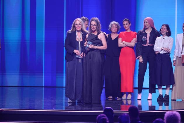 DEUTSCHER FILMPREIS 2026 - SHOW Collien Fernandes Laudatorin und SIRI HUSTVEDT DANCE AROUND THE SELF Produktion: Irene Höfer âˆ™ Medea Film Factory, Dschoint Ventschr Filmproduktion, Regie: Sabine Lidl - BESTER DOKUMENTARFILM bei der Verleihung DEUTSCHER FILMPREIS 2026 in Berlin *** GERMAN FILM AWARD 2026 SHOW Collien Fernandes Laudator and SIRI HUSTVEDT DANCE AROUND THE SELF Production Irene Höfer âˆ™ Medea Film Factory, Dschoint Ventschr Filmproduktion, Director Sabine Lidl BEST DOCUMENTARY FILM at the GERMAN FILM AWARD 2026 ceremony in Berlin Copyright: xEventpressxFuhrx
