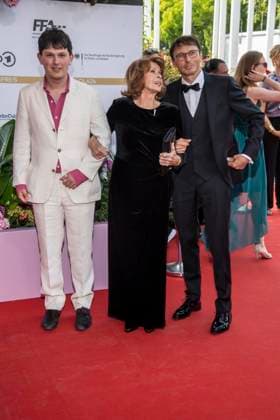 ABB FILMPREIS- Senta Berger und ihr Sohn Luca Verhoeven zu Gast auf dem roten Teppich bei der Verleihung des Deutschen Filmpreis Lola 26 am Palais am Funkturm am 29.05.2026 in Berlin Berlin Deutschland *** ABB FILM AWARD Senta Berger and her son Luca Verhoeven on the red carpet at the German Film Award Lola 26 ceremony at Palais am Funkturm on May 29, 2026 in Berlin Berlin Germany