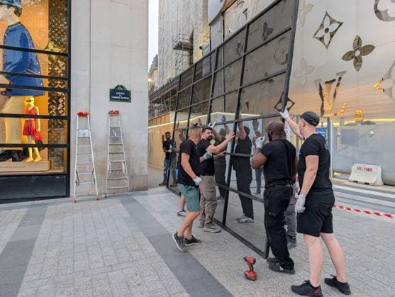 Shops on Champs-Elysees barricaded ahead of Champions League final PARIS, FRANCE - MAY 29: Barricades are being set up at shops on the Champs-Elysees over fears of looting ahead of tomorrow s UEFA Champions League final match between Paris Saint-Germain and Arsenal, in Paris, France on May 29, 2026. Luc Auffret Anadolu Paris France. Editorial use only. Please get in touch for any other usage.  Copyright: x2026xAnadoluxLucxAuffretx