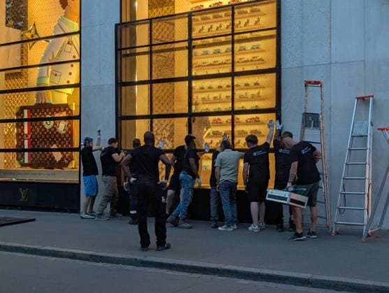 Shops on Champs-Elysees barricaded ahead of Champions League final PARIS, FRANCE - MAY 29: Barricades are being set up at shops on the Champs-Elysees over fears of looting ahead of tomorrow s UEFA Champions League final match between Paris Saint-Germain and Arsenal, in Paris, France on May 29, 2026. Luc Auffret Anadolu Paris France. Editorial use only. Please get in touch for any other usage.  Copyright: x2026xAnadoluxLucxAuffretx