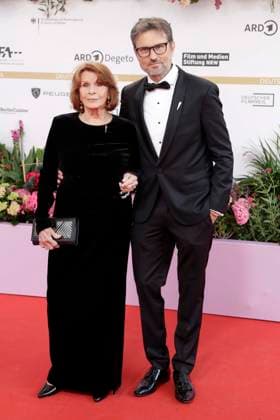 29.05.2026, Senta Berger und Sohn Simon Verhoeven, bei der Verleihung des Deutscher Filmpreis, 2026, Lola, in Berlin, Roter Teppich, *** 29 05 2026, Senta Berger and son Simon Verhoeven, at the German Film Award, 2026, Lola, in Berlin, Red Carpet,
