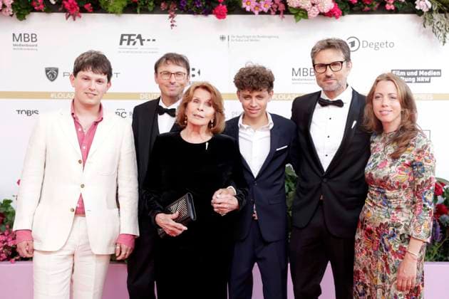 29.05.2026, Senta Berger und Sohn Simon Verhoeven, und Familie, bei der Verleihung des Deutscher Filmpreis, 2026, Lola, in Berlin, Roter Teppich, *** 29 05 2026, Senta Berger and son Simon Verhoeven, and family, at the German Film Award ceremony, 2026, Lola, in Berlin, Red Carpet,