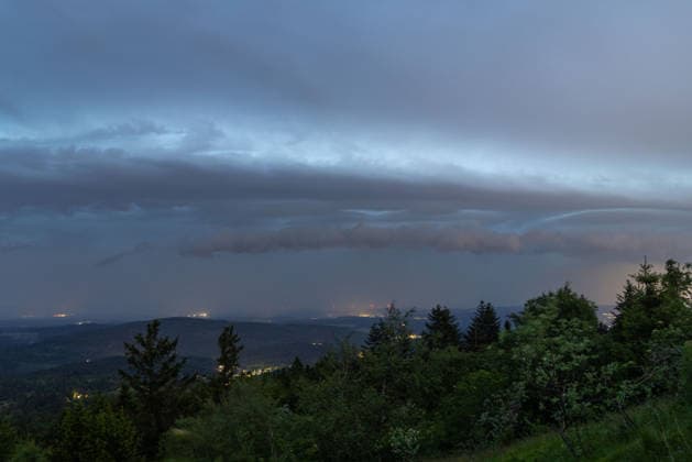Gewitter in Hessen Ein aufziehendes Gewitter am Himmel ist vom Großen Feldberg aus zu sehen., Schmitten Hessen Deutschland *** Thunderstorm in Hesse An approaching thunderstorm in the sky can be seen from the Großer Feldberg , Schmitten Hesse Germany