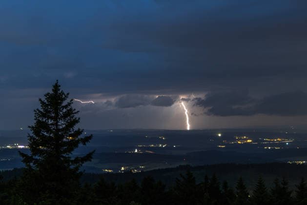Gewitter in Hessen Ein aufziehendes Gewitter am Himmel ist vom Großen Feldberg aus zu sehen., Schmitten Hessen Deutschland *** Thunderstorm in Hesse An approaching thunderstorm in the sky can be seen from the Großer Feldberg , Schmitten Hesse Germany