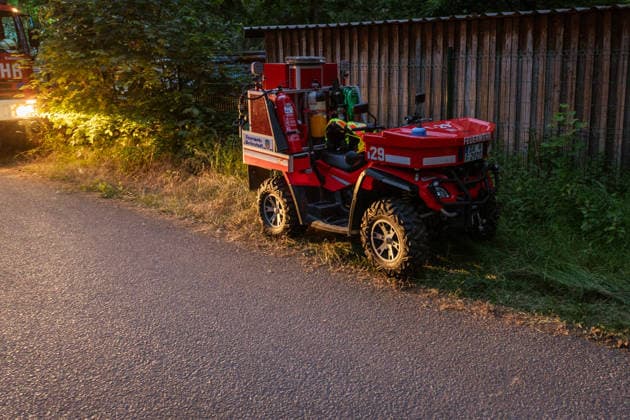 Waldbrand bei Weiterstadt Am 29.05.2026 ist in Weiterstadt-Gräfenhausen westlich der Autobahn A5 ein Waldbrand ausgebrochen. Betroffen war eine rund 900 Quadratmeter große Waldfläche zwischen der Raststätte Gräfenhausen West und dem angrenzenden Steinrodsee. 106 Einsatzkräfte mit 20 Löschfahrzeugen waren vor Ort. Die Feuerwehr brachte den Brand unter Kontrolle und verhinderte eine Ausdehnung auf angrenzende Waldbereiche. Die Nachlöscharbeiten dauerten bis in die Abendstunden an. Weiterstadt Gräfenhausen Hessen Deutschland *** Forest fire near Weiterstadt On 29 05 2026, a forest fire broke out in Weiterstadt Gräfenhausen west of the A5 freeway It affected a forest area of around 900 square meters between the Gräfenhausen West servic