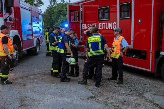 Waldbrand bei Weiterstadt Am 29.05.2026 ist in Weiterstadt-Gräfenhausen westlich der Autobahn A5 ein Waldbrand ausgebrochen. Betroffen war eine rund 900 Quadratmeter große Waldfläche zwischen der Raststätte Gräfenhausen West und dem angrenzenden Steinrodsee. 106 Einsatzkräfte mit 20 Löschfahrzeugen waren vor Ort. Die Feuerwehr brachte den Brand unter Kontrolle und verhinderte eine Ausdehnung auf angrenzende Waldbereiche. Die Nachlöscharbeiten dauerten bis in die Abendstunden an. Weiterstadt Gräfenhausen Hessen Deutschland *** Forest fire near Weiterstadt On 29 05 2026, a forest fire broke out in Weiterstadt Gräfenhausen west of the A5 freeway It affected a forest area of around 900 square meters between the Gräfenhausen West servic