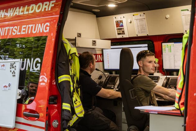 Waldbrand bei Weiterstadt Am 29.05.2026 ist in Weiterstadt-Gräfenhausen westlich der Autobahn A5 ein Waldbrand ausgebrochen. Betroffen war eine rund 900 Quadratmeter große Waldfläche zwischen der Raststätte Gräfenhausen West und dem angrenzenden Steinrodsee. 106 Einsatzkräfte mit 20 Löschfahrzeugen waren vor Ort. Die Feuerwehr brachte den Brand unter Kontrolle und verhinderte eine Ausdehnung auf angrenzende Waldbereiche. Die Nachlöscharbeiten dauerten bis in die Abendstunden an. Weiterstadt Gräfenhausen Hessen Deutschland *** Forest fire near Weiterstadt On 29 05 2026, a forest fire broke out in Weiterstadt Gräfenhausen west of the A5 freeway It affected a forest area of around 900 square meters between the Gräfenhausen West servic