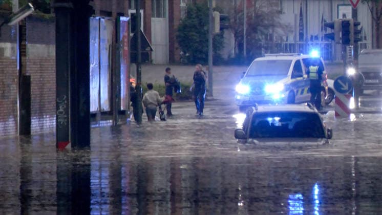 Eine heftige Gewitterfront wütete am Abend in Rheine. Die Kreisstadt versank nach sinnflutartigen Regenfällen, Orkanböen und Hagel im Unwetterchaos. In der Stadt herrscht seit 19 Uhr Ausnahmezustand. Zahlreiche Bäume sind umgestürzt und legen den Verkehr lahm. Ampeln sind auf Grund von Blitzschlägen ausgefallen. Zahlreiche Straßenzüge stehen unter Wasser. Ein Autofahrer versank mit seinem Wagen auf der Bahnhofstraße in den Fluten. Einige Menschen und auch Kinder unterschätzten die Gefahr und wollten die Unterführung durchqueren. Die Polizei schritt ein. Autos mussten abgeschleppt werden, da sie einen Wasserschaden erlitten. Die Feuerwehr kommt aktuell nicht hinterher. Bis in den Samstag hinein müssen die Schäden beseitigt werde