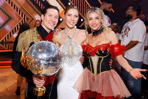 Sängerin Anna-Carina Woitschack und Tänzer Evgeny Vinokurov - hier mit Moderatorin Victoria Swarovski - siegen im Finale der 19. Staffel der RTL-Tanzshow Lets Dance im Coloneum und sind Dancing Star 2026. Köln, 29.05.2026 NRW Deutschland *** Singer Anna Carina Woitschack and dancer Evgeny Vinokurov here with presenter Victoria Swarovski win the final of the 19th season of the RTL dance show Lets Dance at the Coloneum and are Dancing Star 2026 Cologne, 29 05 2026 NRW Germany Copyright: xChristophxHardtx
