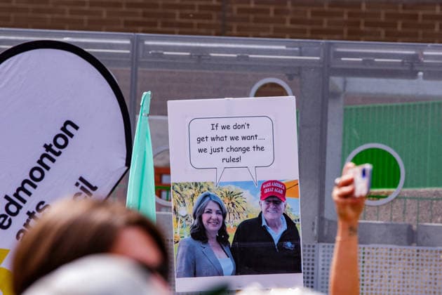 Fight Back Rally in Downtown Edmonton, Canada - 29 May 2026 A placard comparing the Prime minister of Alberta to the President of the United States is seen during demonstration march through the streets of Downtown Edmonton to protest the Actions of the Provincial United Conservative Party Government. Downtown Edmonton Canada Copyright: xRonxPalmerx xSOPAxImagesx 2026_05_29Fightbackrally825079