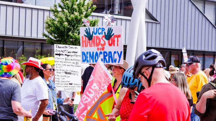 Fight Back Rally in Downtown Edmonton, Canada - 29 May 2026 A placard protesting the Prime minister of Alberta s actions is seen during a demonstration march through the streets of Downtown Edmonton to protest the Actions of the Provincial United Conservative Party Government. Downtown Edmonton Canada Copyright: xRonxPalmerx xSOPAxImagesx 2026_05_29Fightbackrally825222