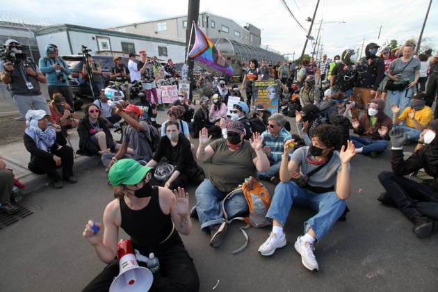 May 29, 2026, Newark, New Jersey, USA: Newark, New Jersey May 29,.2026.. Ice detention Center at Deleany Hall in Newark N.j..Ice Agents stand guard in front of the detention center to block activists from disrupting the detention process Newark USA - ZUMAct2_ 20260529_faf_ct2_068 Copyright: xBrucexCotlerx