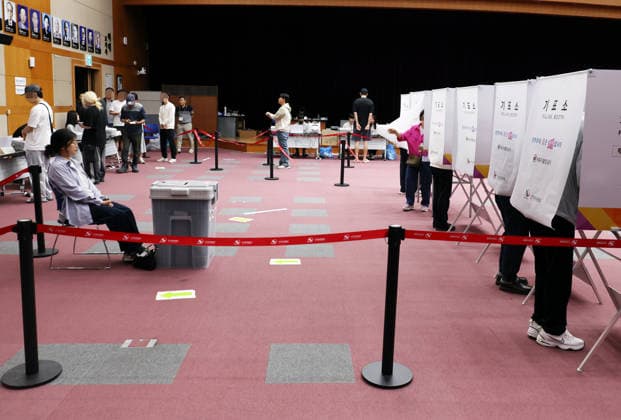 2nd day of early voting 2nd day of early voting People vote at a polling station in Jeonju, about 195 kilometers south of Seoul, on May 30, 2026, on the second and last day of early voting for the June 3 local elections. (Yonhap) 2026-05-30 10:48:19 < 1980-2026 YONHAPNEWS AGENCY. .> Àü¶óºÏµµ,ÀüÁÖ½Ã Àü¶óºÏµµ,Àü¶óºÏµµ EDITORIAL USE ONLY  Copyright: xx PYH2026053001610031500 YonhapxNewsx yonphotos252809
