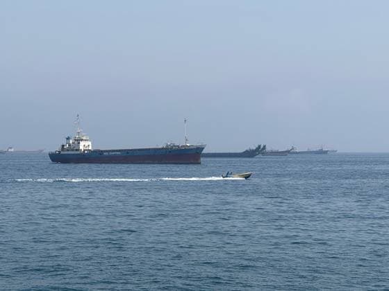 (260529) -- KHASAB, May 29, 2026 -- This photo taken with a mobile phone shows merchant vessels stranded in the waters of the Strait of Hormuz, near Khasab, a small town in northern Oman, May 29, 2026. ) STRAIT OF HORMUZ-VESSEL WenxXinnian 