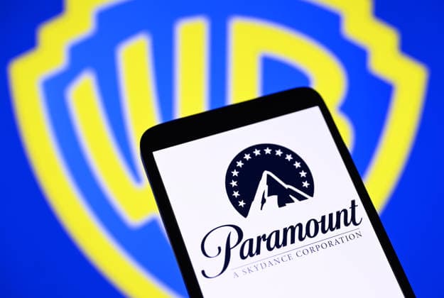 Photo illustration in Ukraine - 29 May 2026 In this photo illustration, a Paramount Skydance Corporation logo is seen on a smartphone and Warner Bros. in the background. Ukraine Copyright: xPavloxGoncharx xSOPAxImagesx DSC_0391