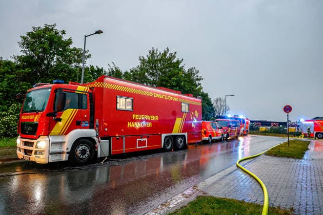 Großbrand in einer Lager- und Logistikhalle Einsatzleitwagen (ELW 3) der Feuerwehr Hannover Hannover-Anderten Lohweg 7, Gewerbegebiet Niedersachsen, Region Hannover Germany *** Major fire in a warehouse and logistics hall Command vehicle ELW 3 of the Hanover Fire Department Hanover Anderten Lohweg 7, Lower Saxony industrial estate, Hanover region Germany