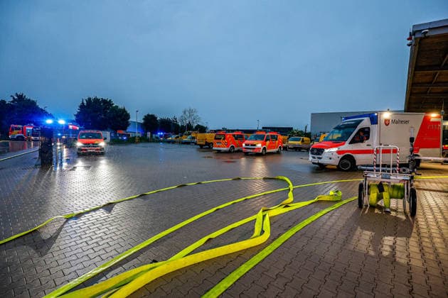 Großbrand in einer Lager- und Logistikhalle Berreitstellung: Rettungswagen RTW, rechts), Notarzteinsatzfahrzeug (NEF, links) Hannover-Anderten Lohweg 7, Gewerbegebiet Niedersachsen, Region Hannover Germany *** Large fire in a warehouse and logistics hall Rescue ambulance RTW, right, emergency medical vehicle NEF, left Hanover Anderten Lohweg 7, Niedersachsen industrial estate, Hanover region Germany
