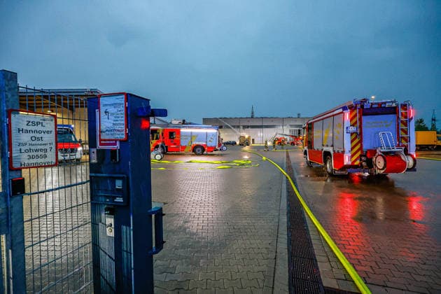 Großbrand in einer Lager- und Logistikhalle Haupteinfahr zur Lagerhalle, Löschfahrzeuge und Drehleiter der Feuerwehr Hannover im Hintergrund Hannover-Anderten Lohweg 7, Gewerbegebiet Niedersachsen, Region Hannover Germany *** Major fire in a warehouse and logistics hall Main entrance to the warehouse, fire engines and turntable ladder of the Hanover fire department in the background Hanover Anderten Lohweg 7, Lower Saxony industrial estate, Hanover region Germany