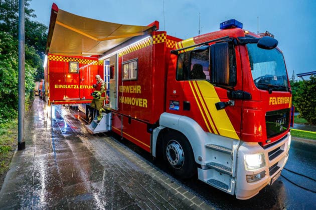 Großbrand in einer Lager- und Logistikhalle Einsatzleitwagen (ELW 3) der Feuerwehr Hannover Hannover-Anderten Lohweg 7, Gewerbegebiet Niedersachsen, Region Hannover Germany *** Major fire in a warehouse and logistics hall Command vehicle ELW 3 of the Hanover Fire Department Hanover Anderten Lohweg 7, Lower Saxony industrial estate, Hanover region Germany