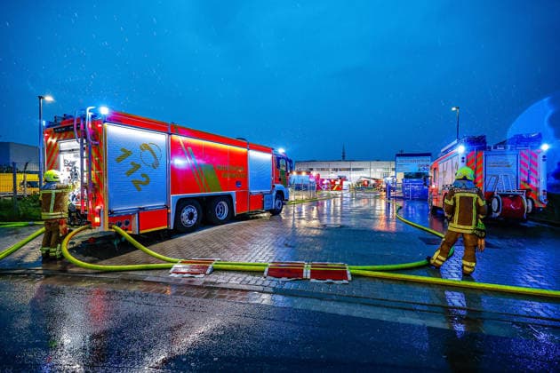 Großbrand in einer Lager- und Logistikhalle Blick auf die Lagerhalle. GTLF (links), TLF (rechts) Hannover-Anderten Lohweg 7, Gewerbegebiet Niedersachsen, Region Hannover Germany *** Large fire in a warehouse and logistics hall View of the warehouse GTLF left, TLF right Hanover Anderten Lohweg 7, Niedersachsen industrial estate, Hanover region Germany