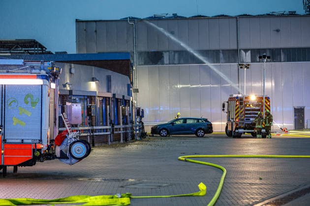 Großbrand in einer Lager- und Logistikhalle Einsatz eines Wasserwerfers am Boden der Löschwasser auf das Dack abgibt. Hannover-Anderten Lohweg 7, Gewerbegebiet Niedersachsen, Region Hannover Germany *** Large fire in a warehouse and logistics hall Use of a water cannon on the ground to discharge extinguishing water onto the roof Hanover Anderten Lohweg 7, Lower Saxony industrial estate, Hanover region Germany