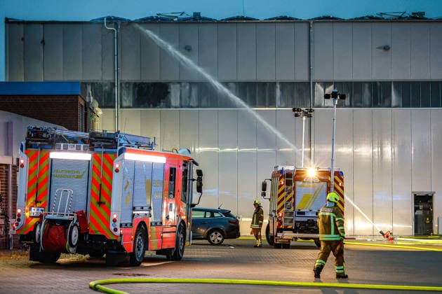 Großbrand in einer Lager- und Logistikhalle Einsatz eines Wasserwerfers am Boden der Löschwasser auf das Dack abgibt. Hannover-Anderten Lohweg 7, Gewerbegebiet Niedersachsen, Region Hannover Germany *** Large fire in a warehouse and logistics hall Use of a water cannon on the ground to discharge extinguishing water onto the roof Hanover Anderten Lohweg 7, Lower Saxony industrial estate, Hanover region Germany